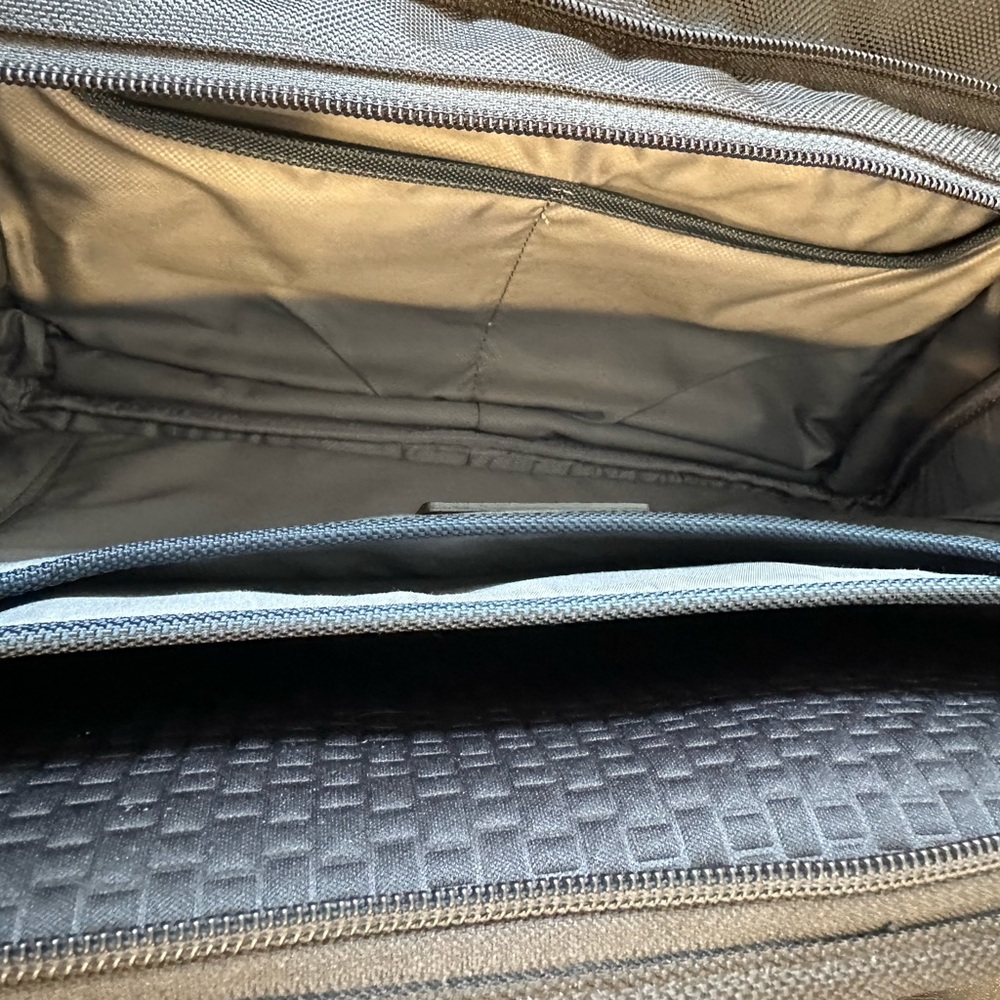 Tumi expandable black organizer laptop briefcase for men or women - Picture 5 of 10